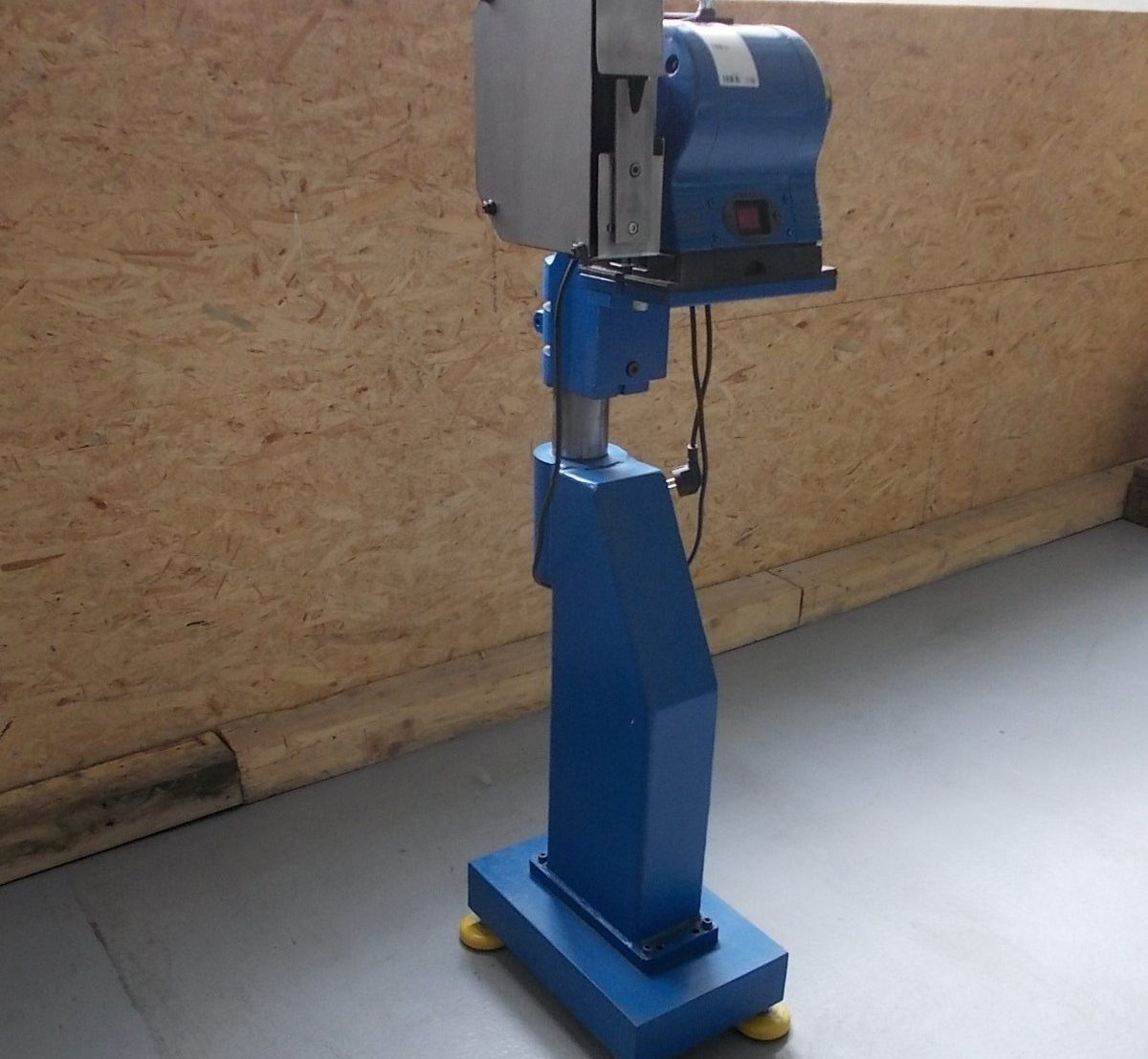 Entgratmaschine manuell für Biegeteile mit auswuchtbarer Rundbürste