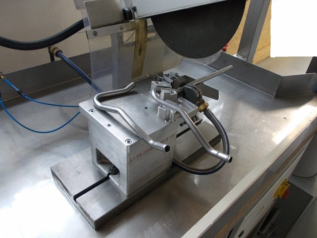 Handmaschine Nassschnitt mit Spannvorrichtung Rohrbiegeteil – Serienfertigung Automotive