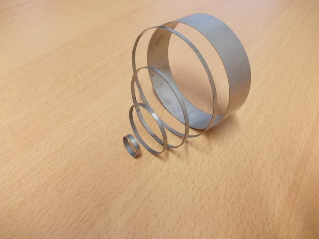 AERO-Technik - Rohre Werkstoff Inconel. Abmessungen AD 19,1 – 95,0 mm Wanddicke 0,7 mm. Zuschnitte von 3,3 mm – 28 mm. Vorgabe: Schnittkante völlig gratfrei aber so scharfkantig wie möglich. Schnittkantenbearbeitung mittels Vibrationsgleitschleifen.