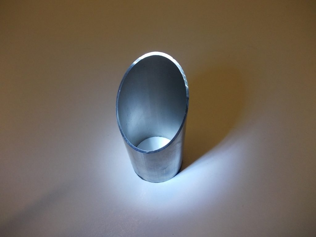 Automotive - Rohr geschweißt Schrägschnitt 45 ° Abmessung 33 x 1,0 mm Werkstoff CrNi Schnittfläche nicht nachbearbeitet.