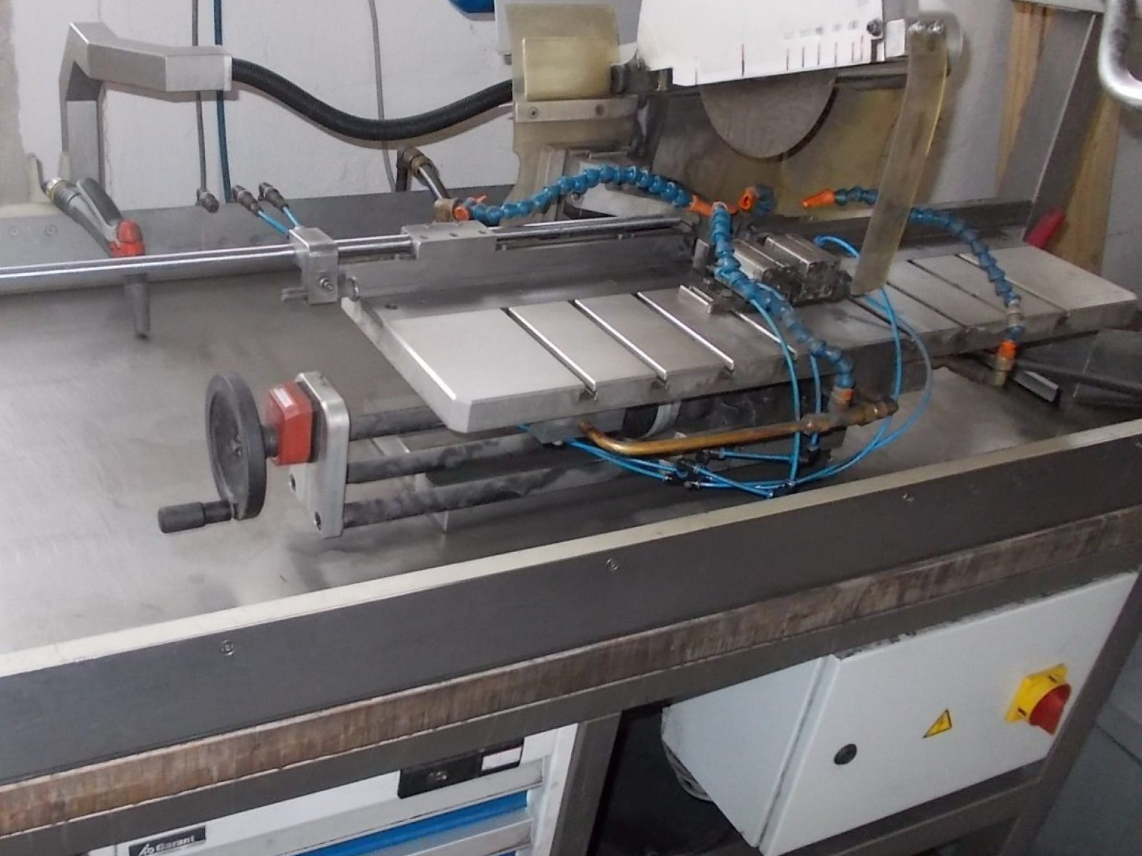 Maschine mit Werkzeug schwenkbar für Schrägschnitte an geraden Rohren