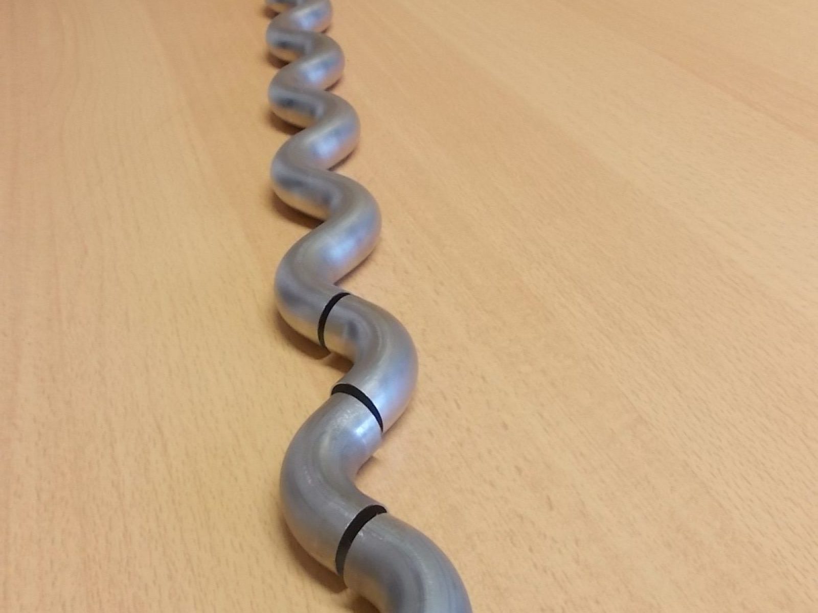 Automotive - Rohrbogen aus Rohrschlangen. Rohr geschweißt Abmessung 25,4 x 0,6 mm Werkstoff 1.4541 Winkel 90°. Hier werden große Anforderungen an die Spanntechnik gestellt da schon kleinste, biegebedingte Abweichungen vom Zeichnungsmaß ausgeglichen werden müssen.